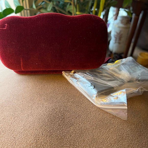 Women’s Gucci sunglasses 56mm black with gold hardware rectangular design. - Picture 13 of 17